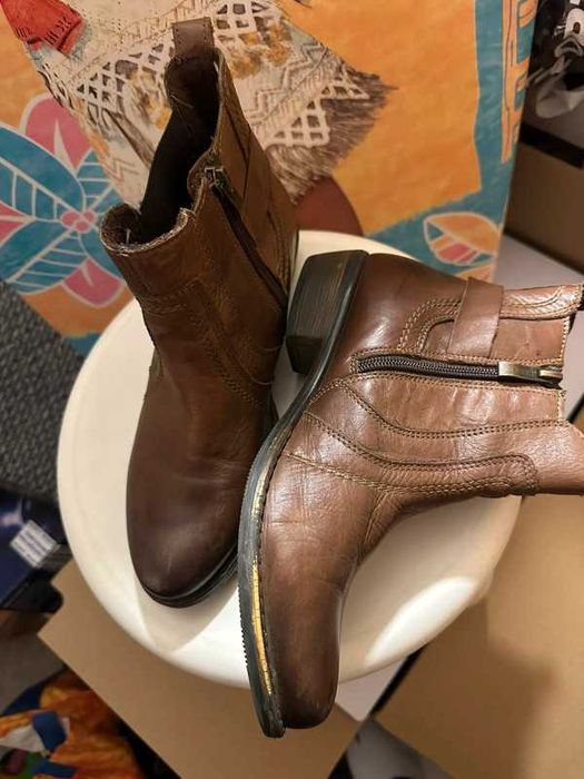 Ghete Lasocki de piele naturala