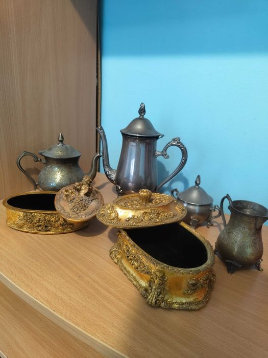 Антикварни декоративни метални съдове – чайници и позлатени кутии