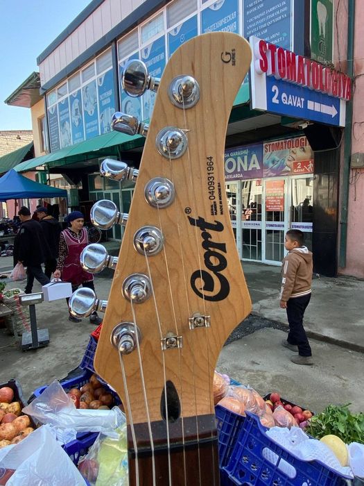 Gitara va skripka sotiladi