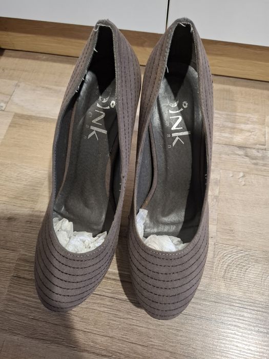 Обувки от велур с декоративни шевове.