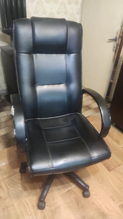 Кожен офис стол.