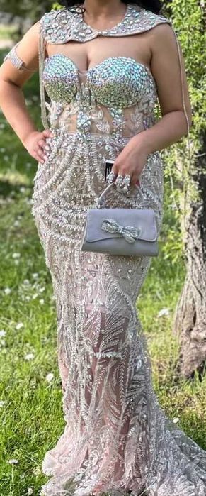 Рокля с камъни и много блясън