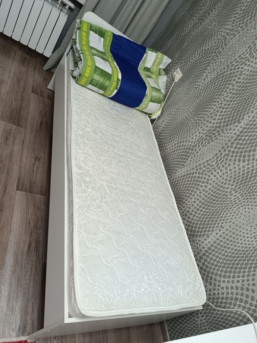 Кровать односпальная с матрасом