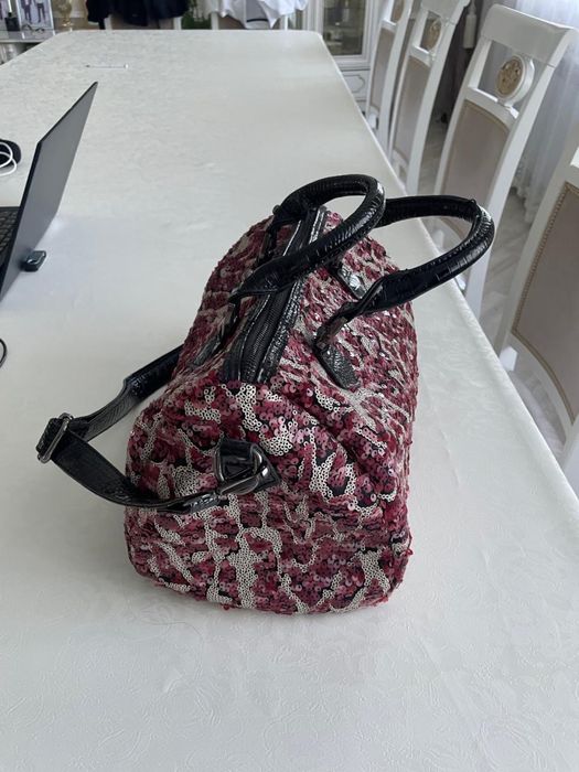 Вместительная сумка с паетками