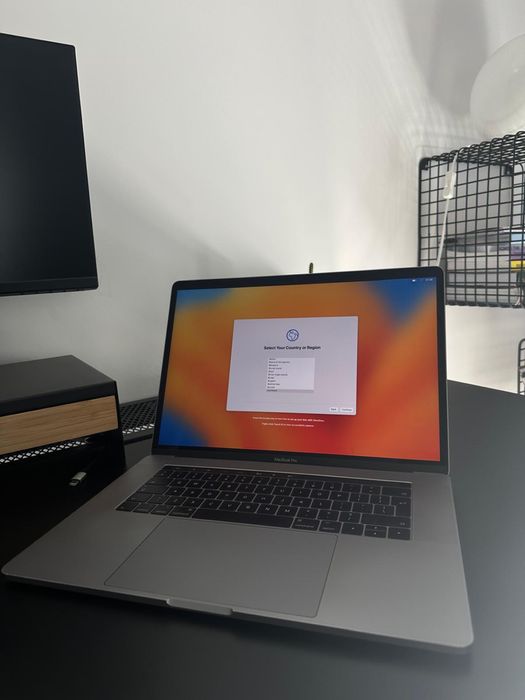 Macbook Pro I7 2017 15 inch 256gb 16gb ram