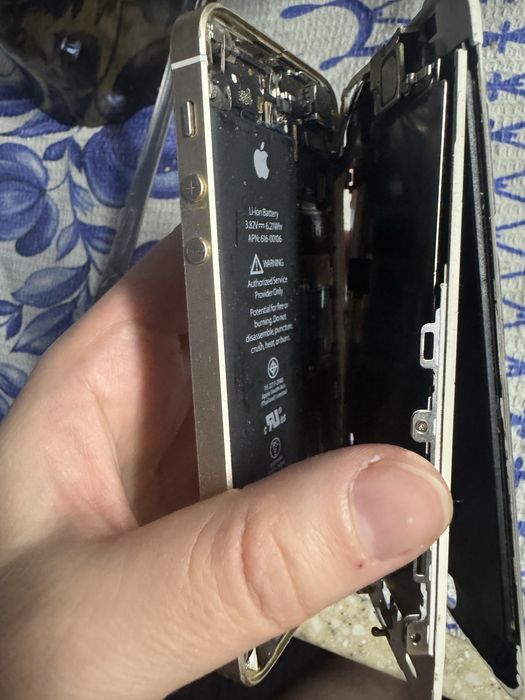 Продам IPhone SE на запчасти