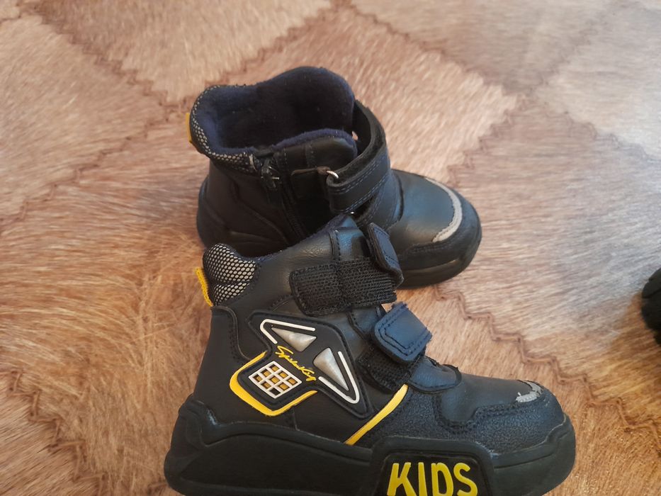 Продам детскую обувь