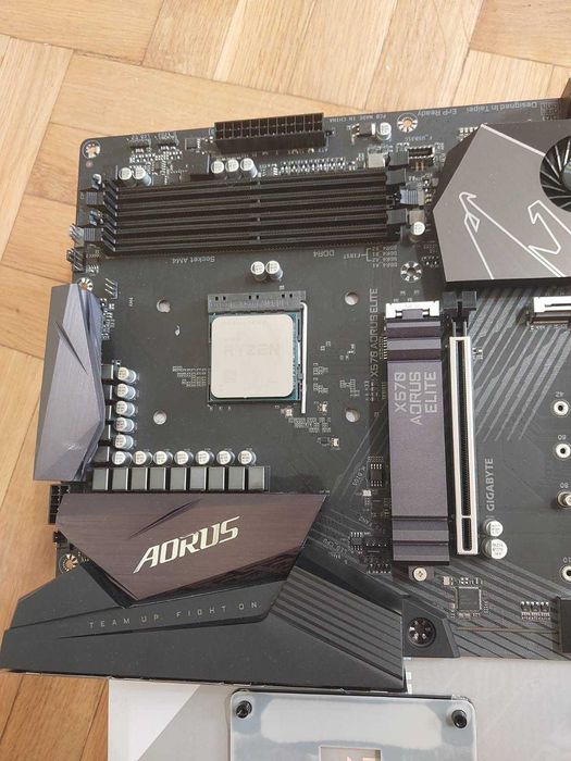 AMD Ryzen 7 5800X + Gigabyte X570 Aorus Elite