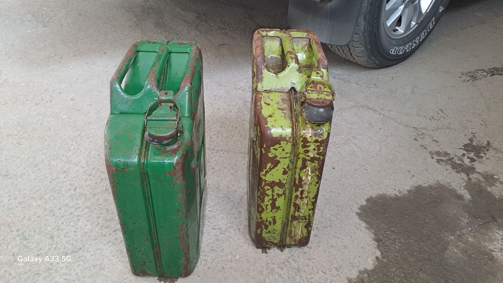 Продаётся две 20 литровые канистры б.у цена 100.000сум за 2 шт.