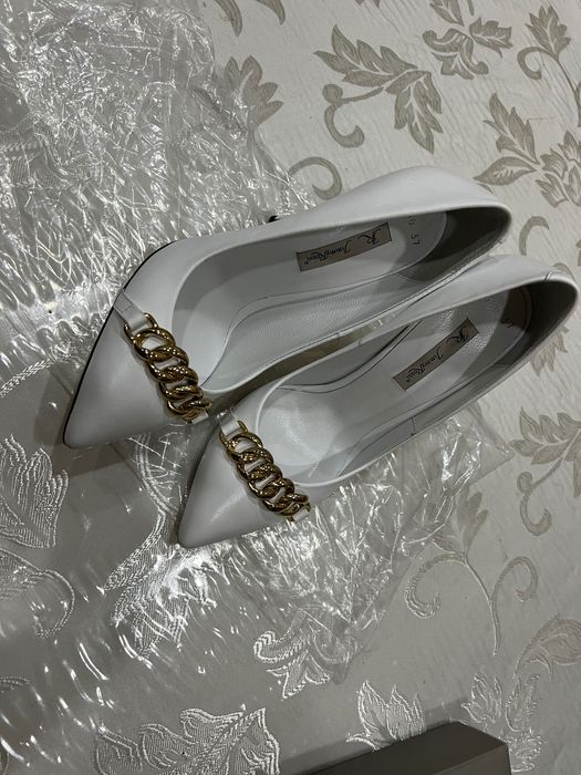 Туфли белые на каблук