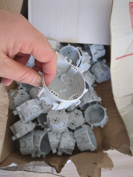 Конзолни кутии за контакти и ключове (47 броя)