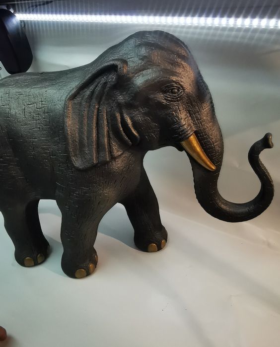 Ръчно боядисана фигура на слон