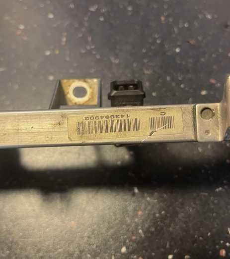 Injector , rampa completa BMW E46 E39 325i 320i 520i 525i M54B22 M54B25  benzina 6xinjectoare+rampa