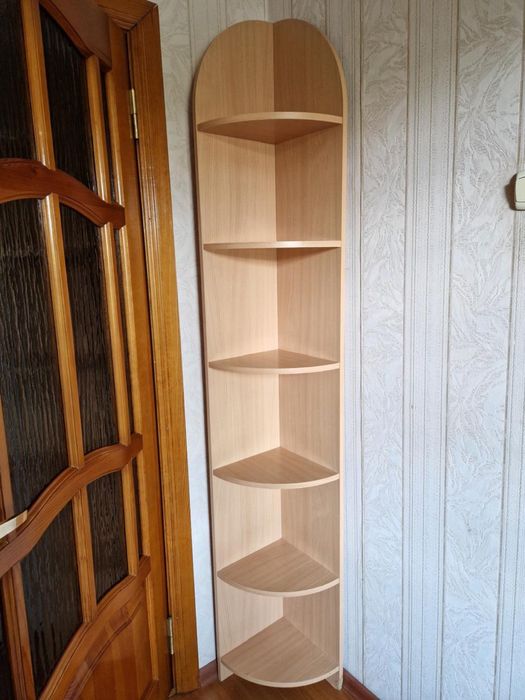 продается шкаф, рабочий стол, тумбочка.