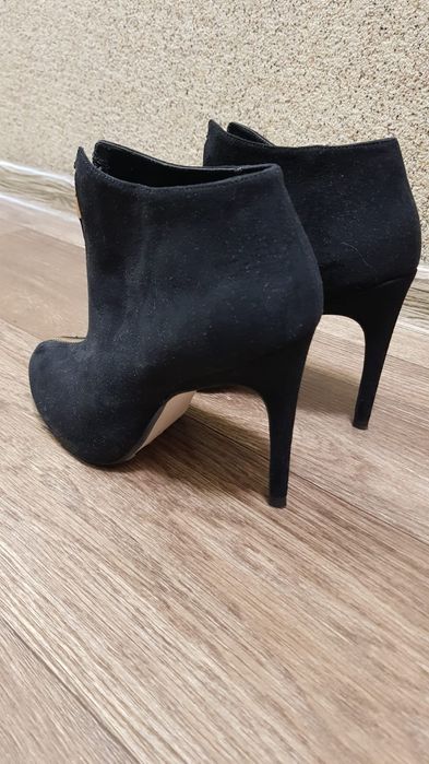 Черные замшевые ботильоны Zara