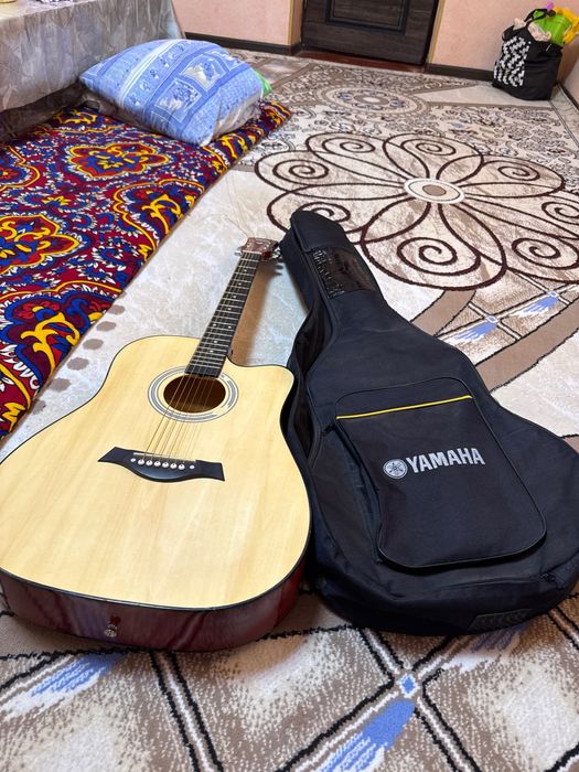Akustik gitara sotiladi yamaha turdagi holati  ideal chexoli  bilan