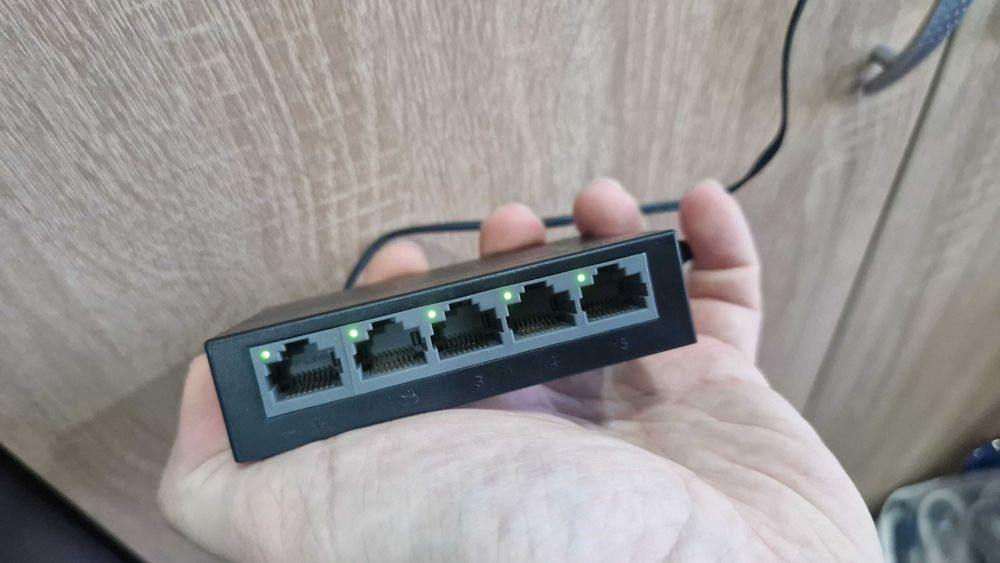 Vand Lot 2 switch Gigabyt 5 porturi foarte mici !! CA NOI !! la 100lei