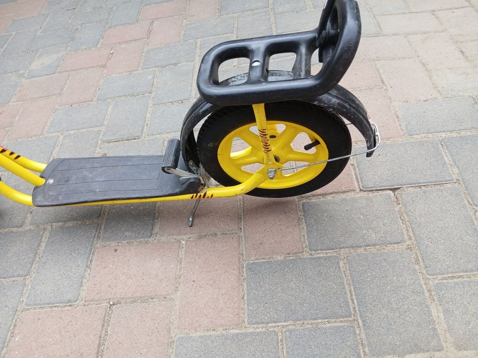 Trotineta cu scaun si steag flexibil