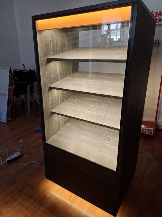 Vând vitrină produse universale