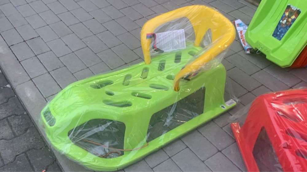 Sanie din plastic cu spatar