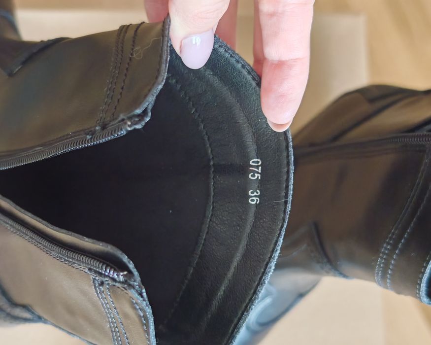 Отдам новые ботильоны казаки 36