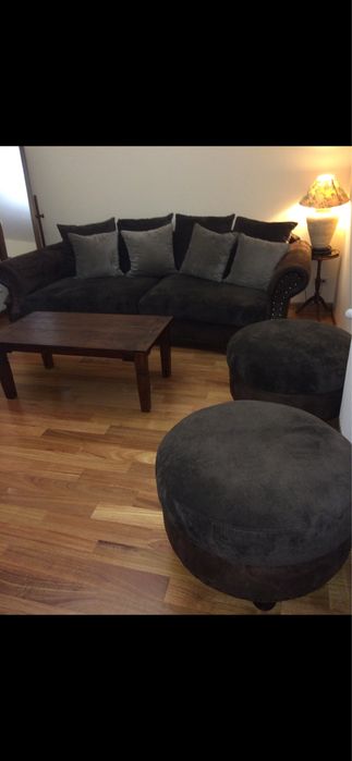 Canapea chesterfield si 2 tabureti