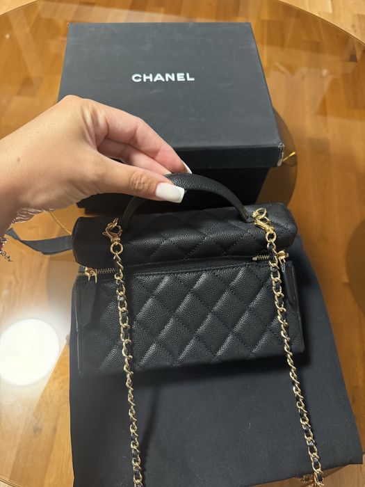 Продавам CHANEL 22 Hand Bag