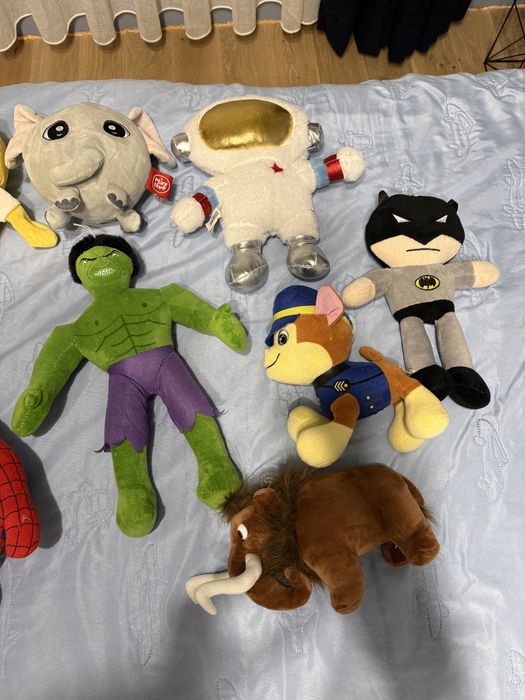 Различни плюшени играчки