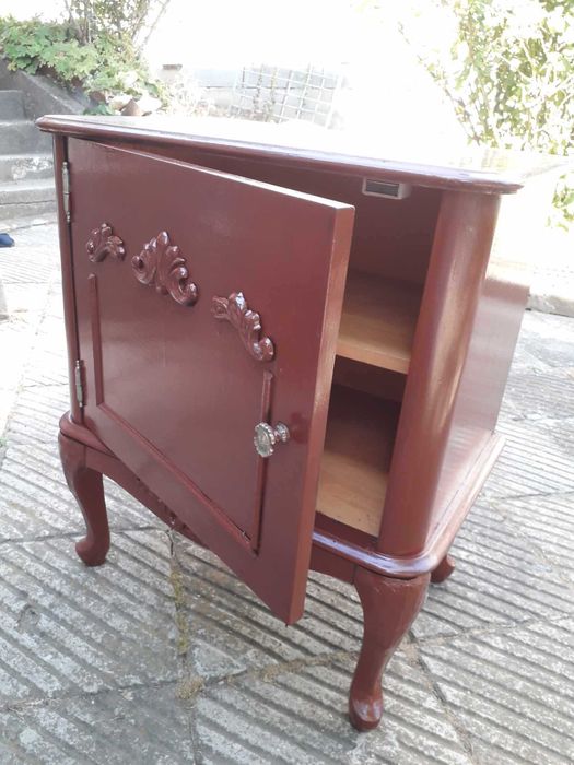 Шкафче /тоалетка  от масивна дървесина