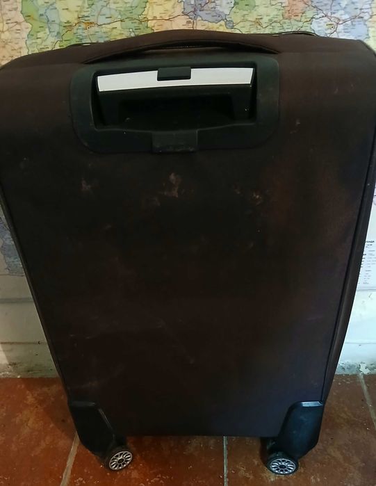 Куфар голям с дръжка на колела