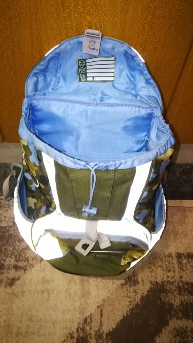 Продавам туристическа-ученическа раница с дъждобран