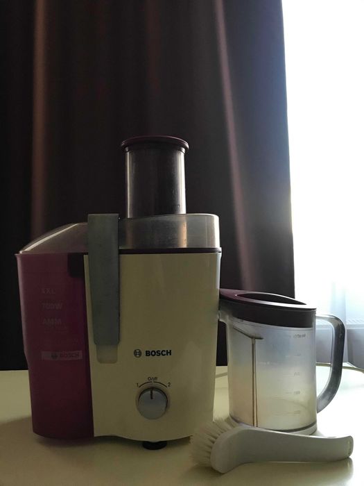 Storcator de fructe si legume Bosch 700 W