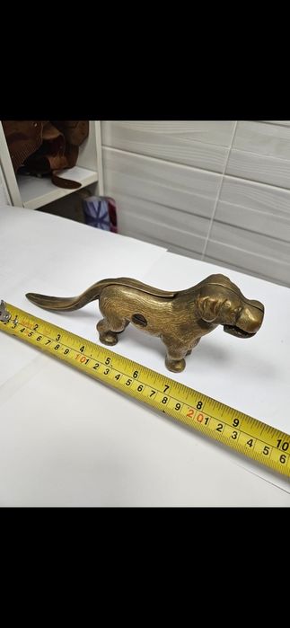 Câine bronz spărgător de nuci