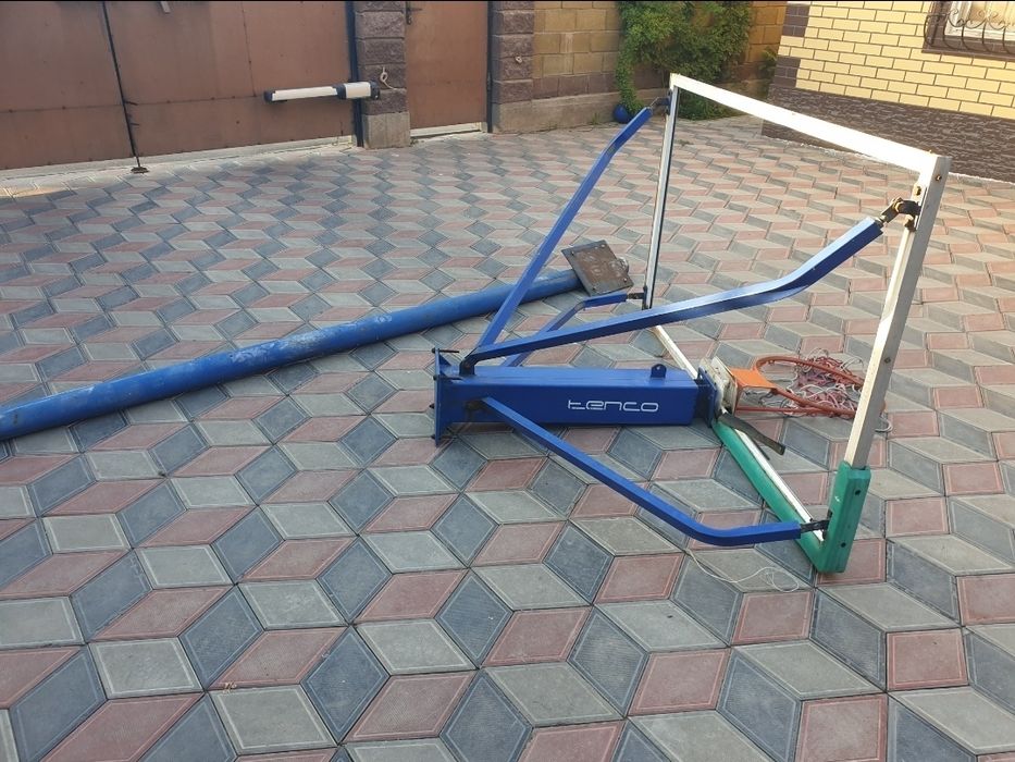 Продам Уличный щит баскетбольный.