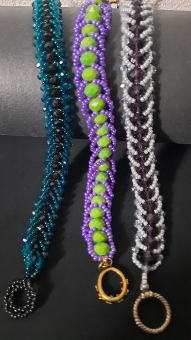 Браслеты из бисера и камней.