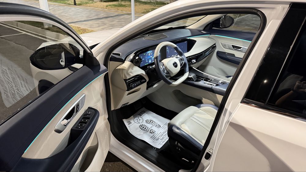 Dongfeng Aeolus Huge Mach Hybrid Passenger EV Car
