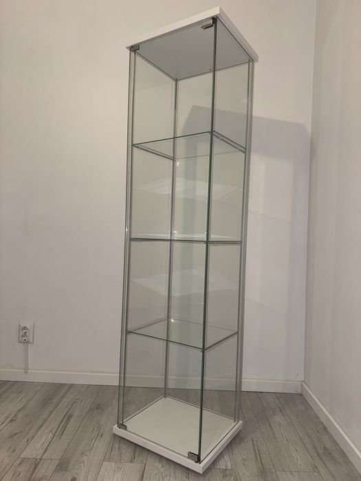 Vitrină elegantă din sticlă
