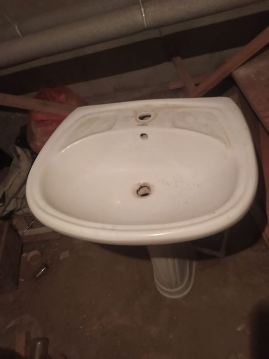 Продам раковину с ножкой.