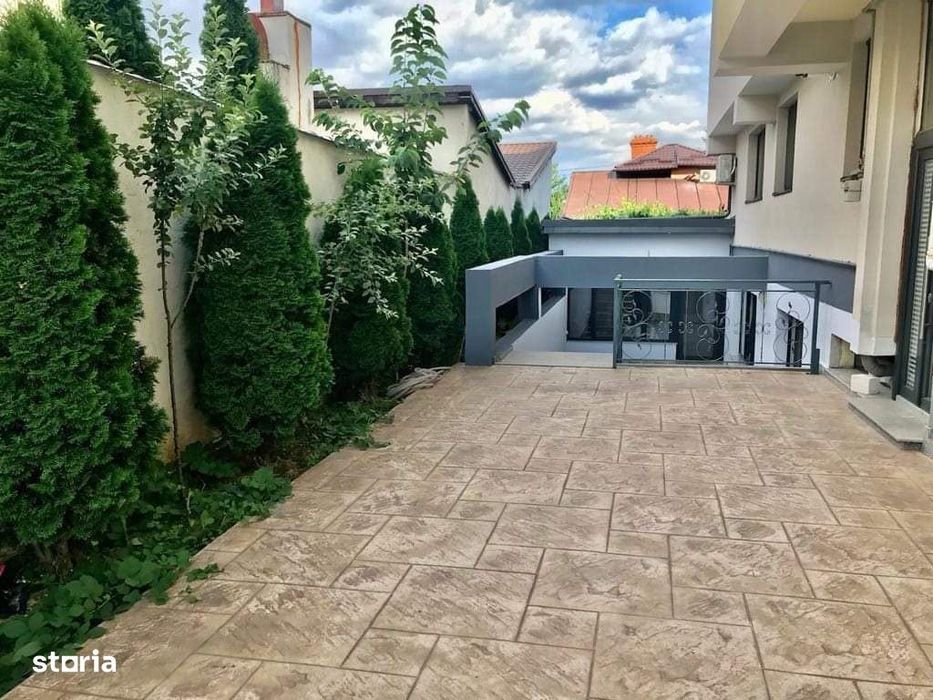 Apartament De Vânzare cu 3 Camere+ curte zona București-noi sec.1