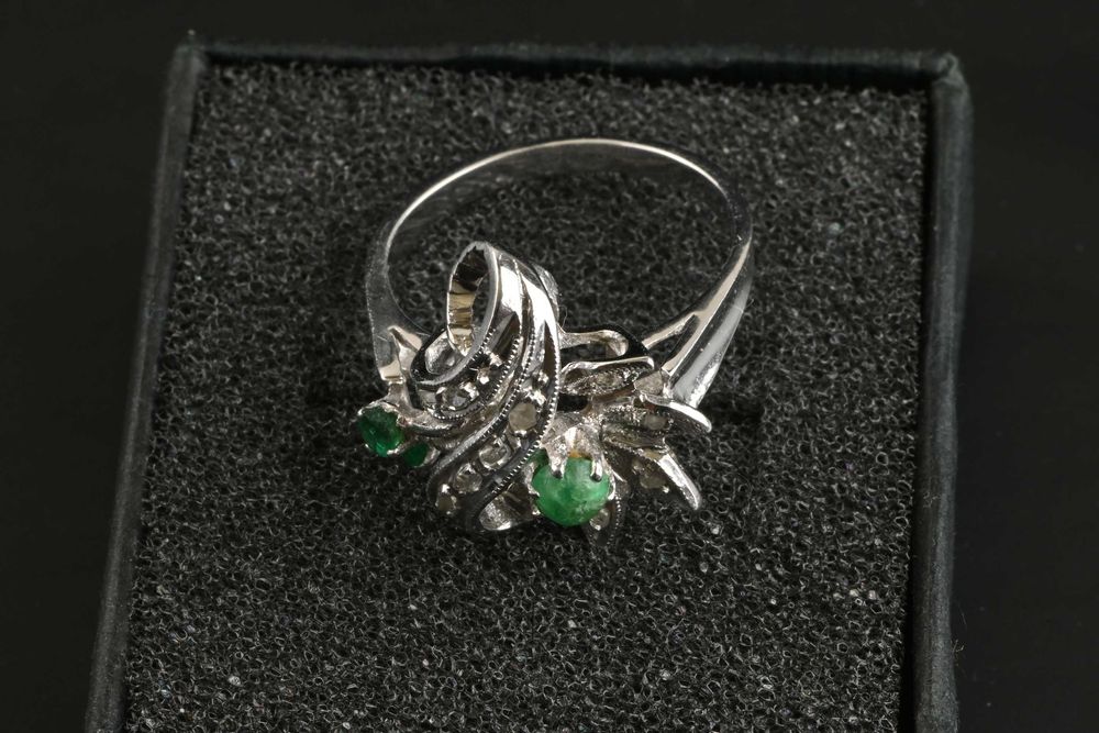 Златен Пръстен Бяло Злато 750 с Диаманти и Смарагди 4.3грама Размер 55