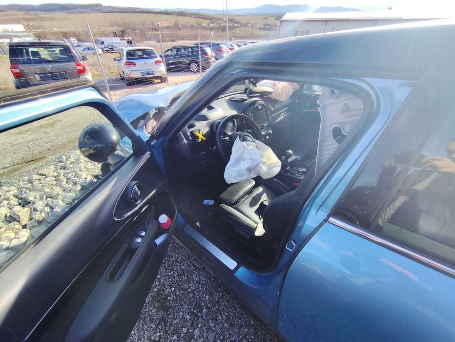 Продавам ударен MINI COOPER CLUBMAN 2017