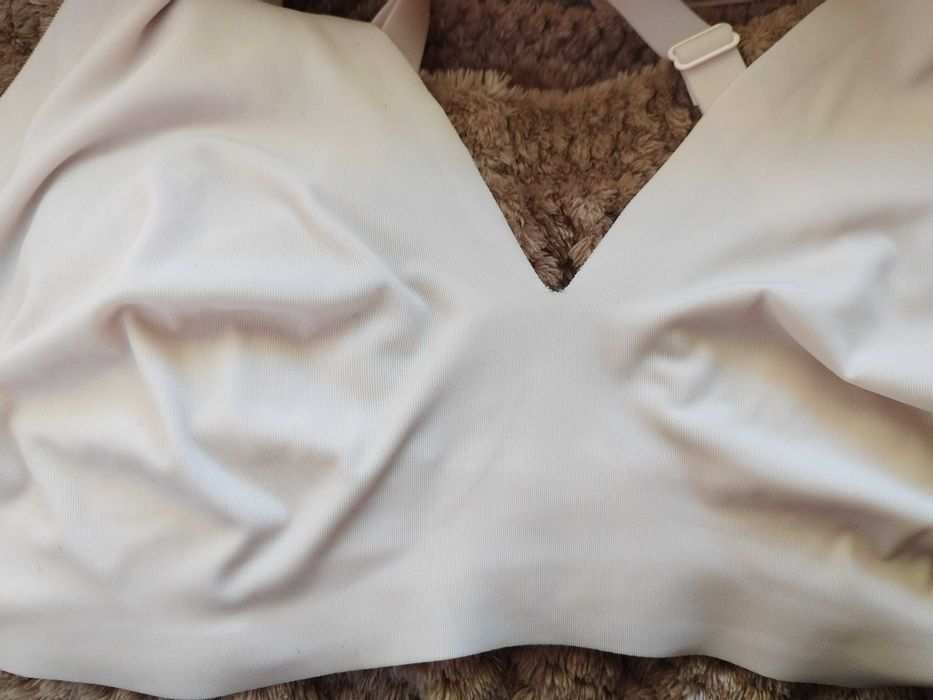 Sutien alb prăfuit, fara cusătură de la: Gina Benotti, marimea: 44/46!