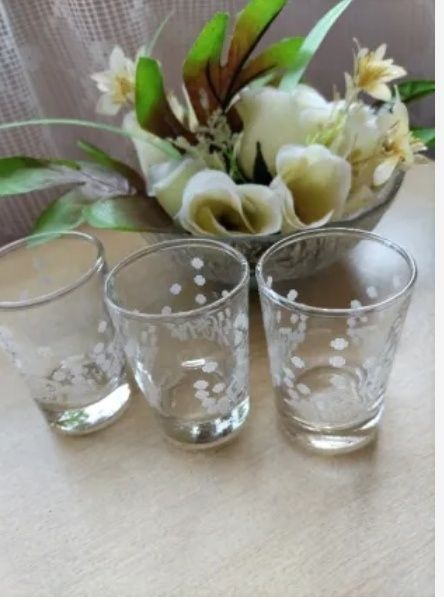 Чаши за алкохол, чай, кафе, безалкохолни напитки.