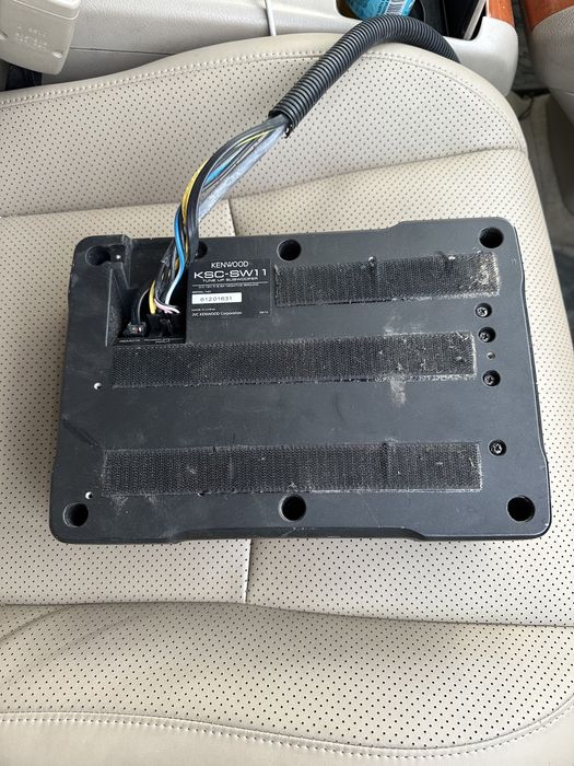 Сабуфер под седенья