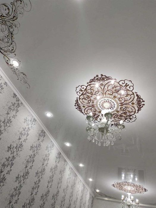 Қатты бөкселері бар жас әйелдердің фотосуреттері