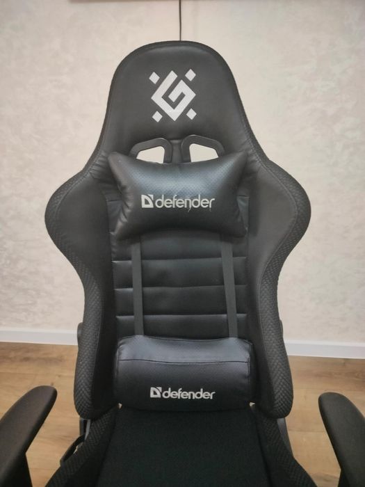Игровое кресло Кресло Defender Ultimate б/у