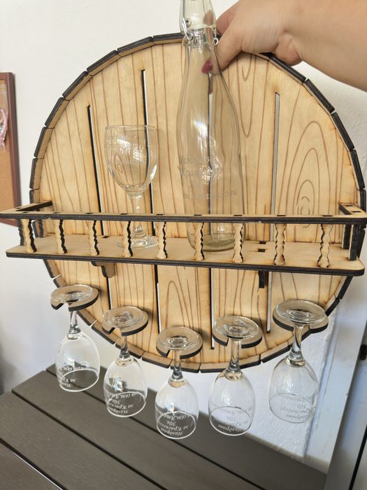 Дървена поставка за стена с 6 гравирани чаши и бутилка