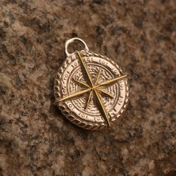 Сребърен медальон 925 „Компас“ – талисман за посока, закрила и сила