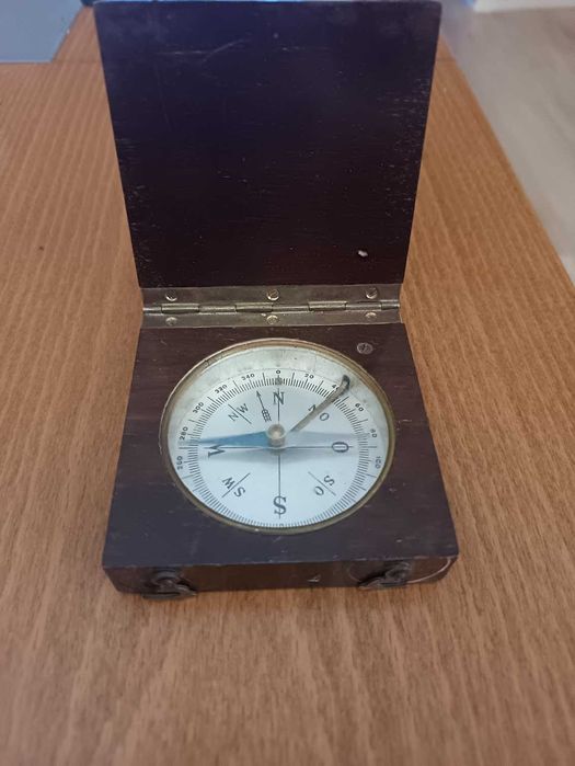 Античен компас в сгъваем дървен корпус