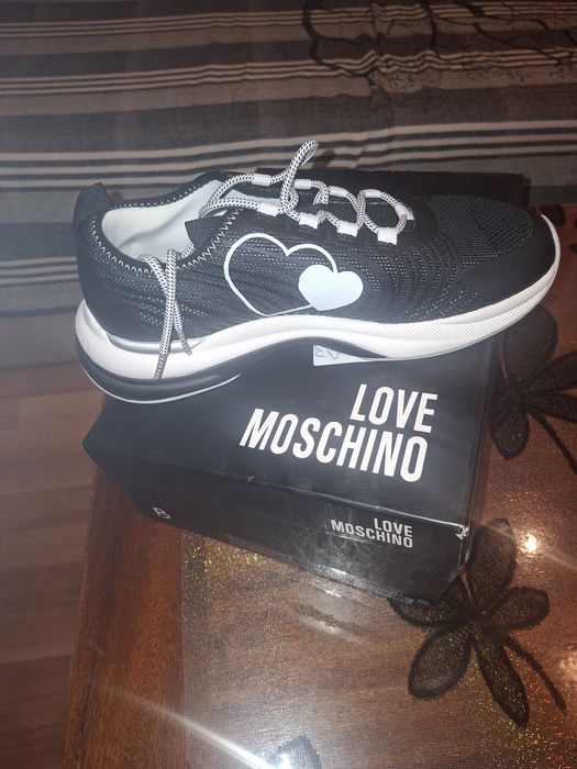 Adidasi love moschino